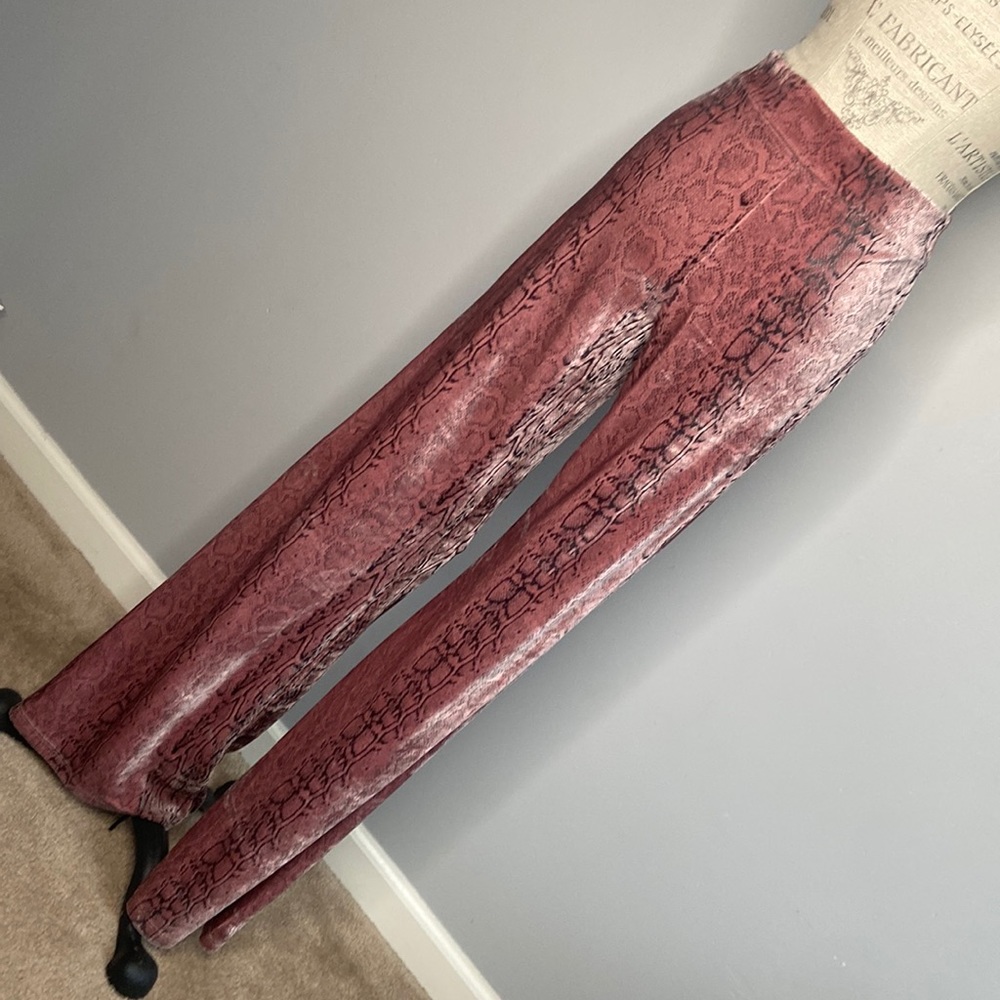 Fashion Nova M Pink Black SnakeSkin ‘Velvet’ Feel Wide Leg Pants Zip Up - Picture 3 of 8